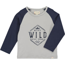  グレーと「Stay Wild」プリントTシャツ